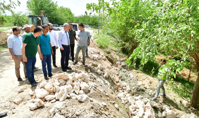 Başkan Çınar, Samanköy’de Taş Duvar Çalışmalarını İnceledi