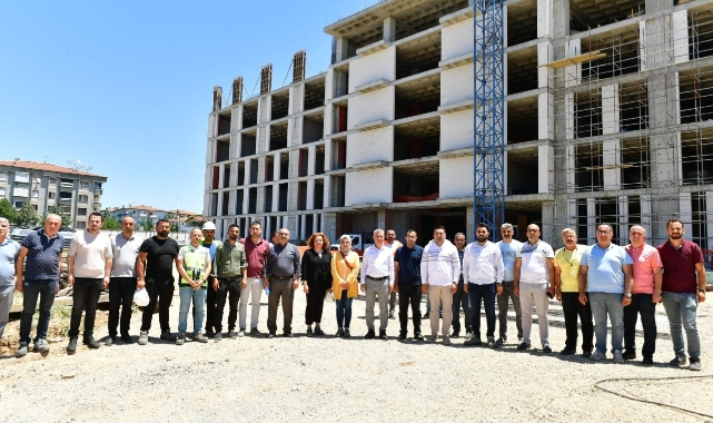 Başkan Çınar, Yeni Belediye Hizmet Binası İnşaatında Çalışan İşçilerle Bir Araya Geldi