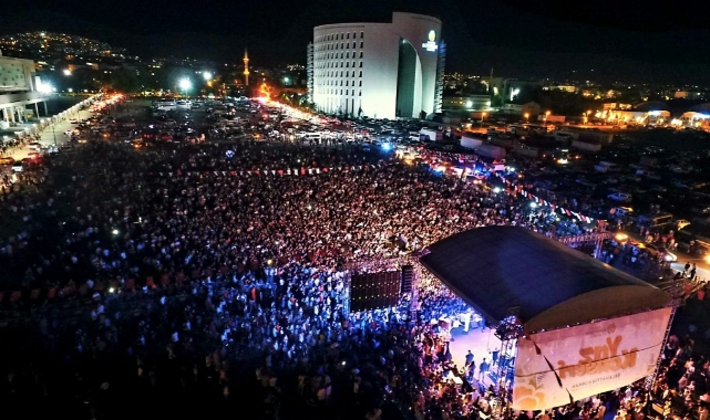 Malatya Büyükşehir Belediyesi, YKS Sonrası Gençlere Konser Düzenledi