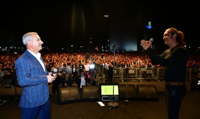 Ünlü Sanatçı Kıraç, Kiraz Festivalinde Sevenleriyle Buluştu