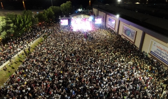 25. Kayısı Festivali Eypio ve Serdar Ortaç Konserleriyle Sona Erdi