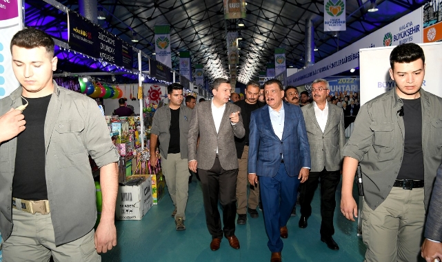 Vali Şahin ve Gürkan Stantları Gezdi