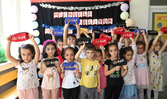Başkan Güder’den Uyum Eğitimi Alan Minik Öğrencilere Kırtasiye Sürprizi
