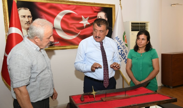 Damascus Ustası Bayyiğit, Başkan Gürkan’a Yaptığı Kılıcı Hediye Etti
