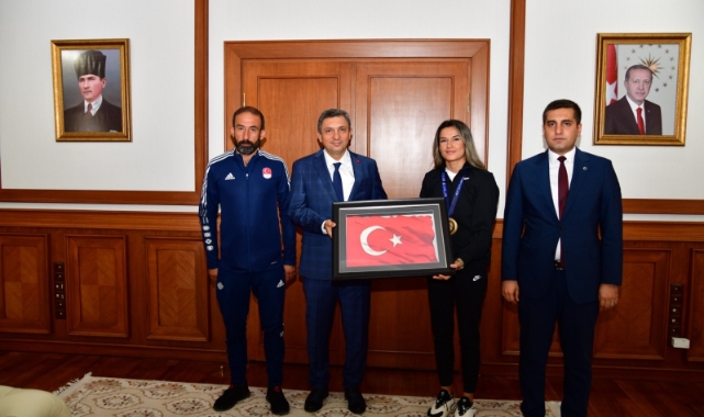 Vali Hulusi Şahin Milli Sporcu Hatice Akbaş’ı Kabul Etti