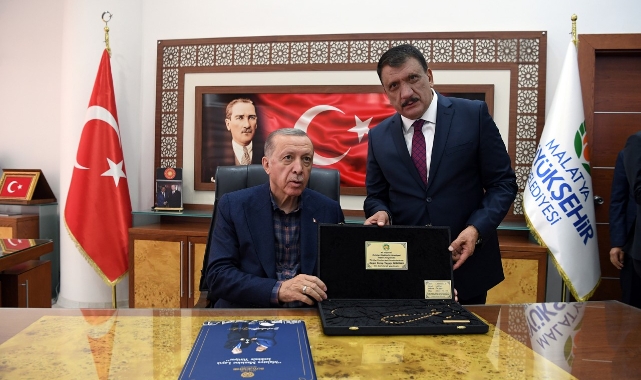 Cumhurbaşkanı Erdoğan, Büyükşehir Belediyesini Ziyaret Etti