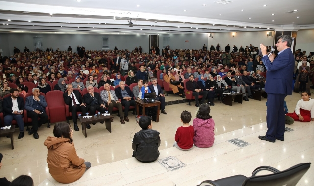 Yazar Kapaklıkaya, Battalgazi’de Sevenleriyle Buluştu