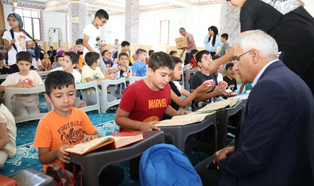 Başkan Güder, Kur’an Kursu Öğrencilerine Dondurma İkram Etti