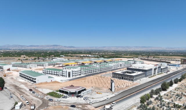 Başkan Gürkan, Dünya Kayısı Ticaret Merkezinde İncelemelerde Bulundu