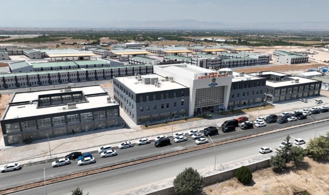 Başkan Gürkan, Dünya Kayısı Ticaret Merkezinde İncelemelerde Bulundu