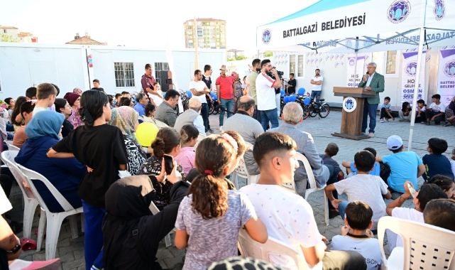 Battalgazi Belediyesi ve Bağcılar Belediyesi, Konteynerde Kalan 500 Çocuğa Bisiklet Hediye Etti