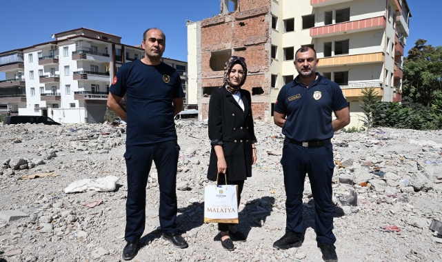Bayrak Apartmanı Enkazında Bulunan Özel Eşyalar, Sahibine Teslim Edildi