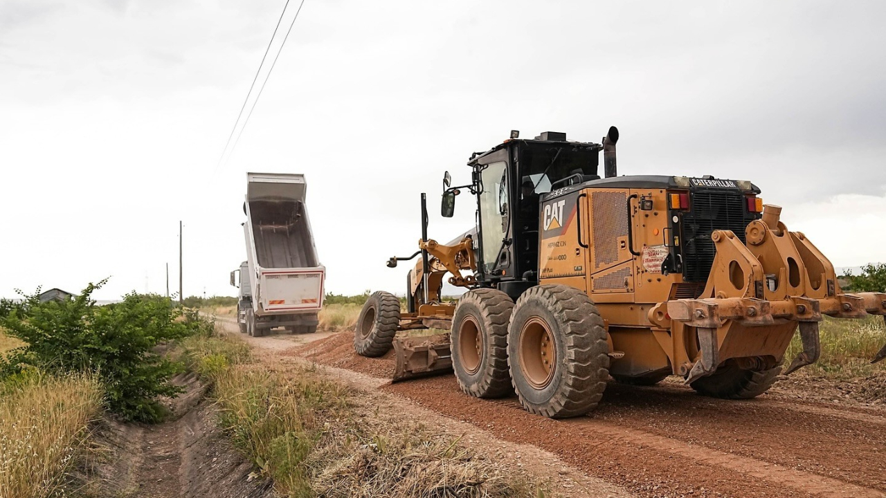 KARAPINAR'DA YOL ÇALIŞMALARI SÜRÜYOR