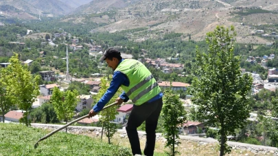 YEŞİLYURT’TA PARKLARIN BAKIMI YAPILIYOR