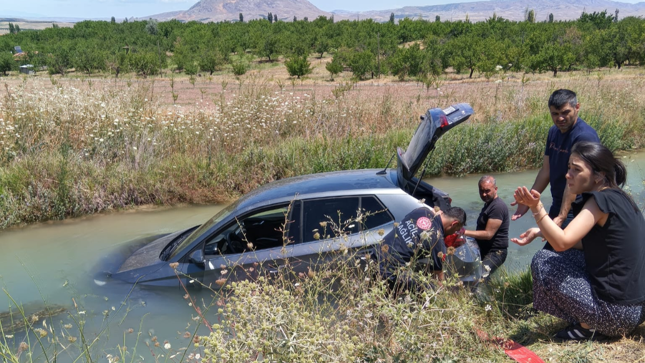 MALATYADA OTOMOBİL DEREYE UÇTU