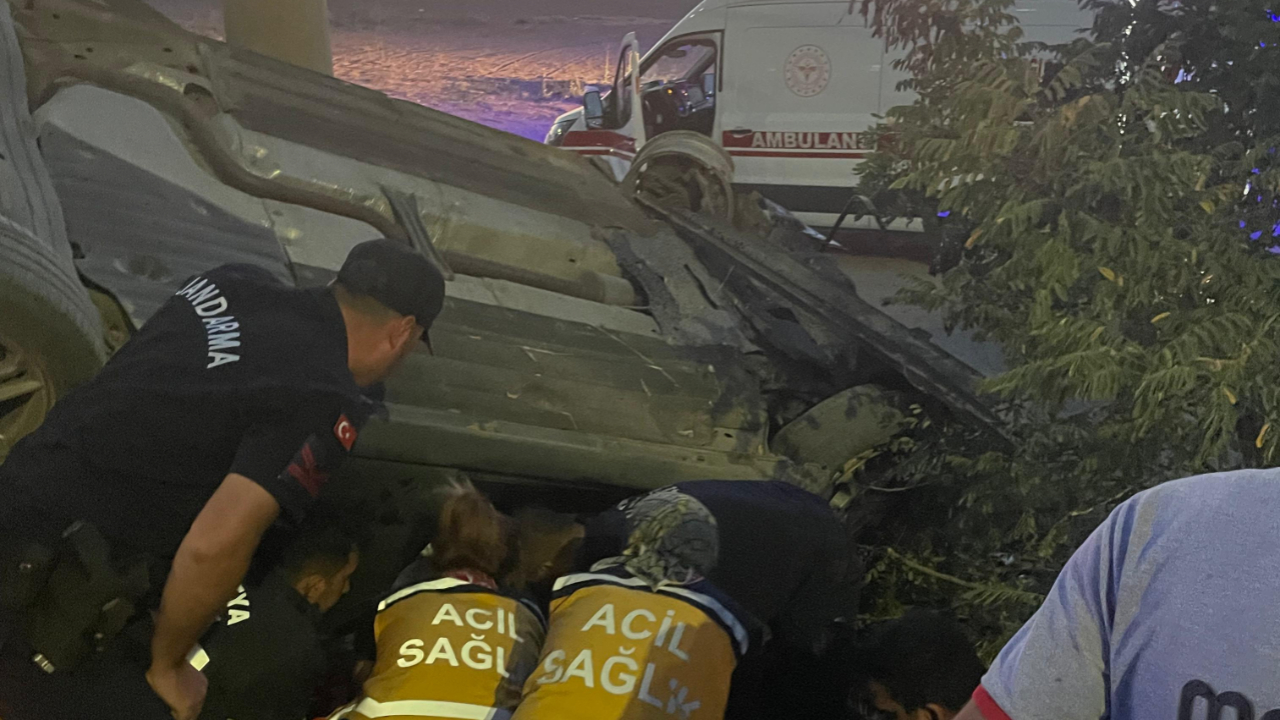 MALATYA’DA TAKLA ATAN OTOMOBİLDE SIKIŞAN 3 KİŞİ KURTARILDI