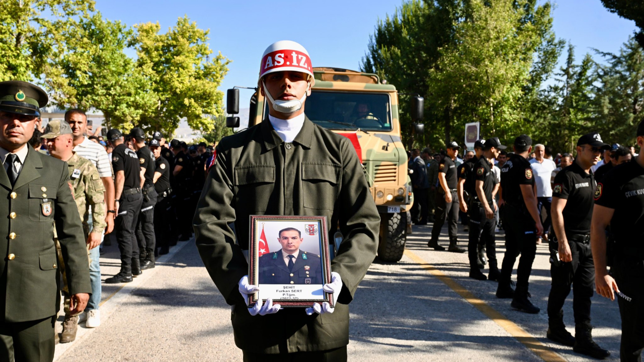 ŞEHİT PİYADE TEĞMEN FURKAN SERT, SON YOLCULUĞUNA UĞURLANDI