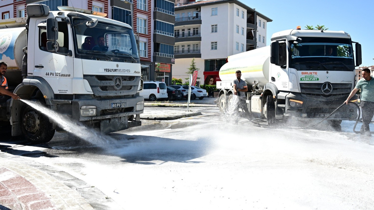 YEŞİLYURT’TA TEMİZLİK İŞLERİNE AĞIRLIK VERİLDİ