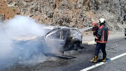 MALATYA'DA MEYDANA GELEN ARAÇ YANGININDA MADDİ HASAR OLUŞTU