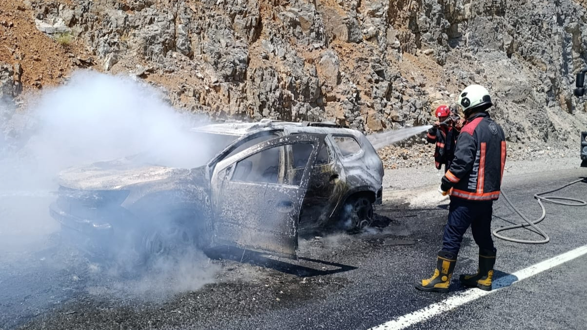 MALATYA'DA MEYDANA GELEN ARAÇ YANGININDA MADDİ HASAR OLUŞTU