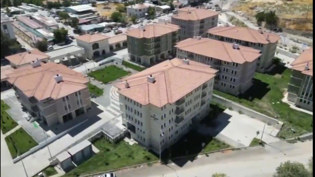 AKÇADAĞ’DA DEPREM KONUTLARININ ANAHTAR TESLİMİ YAPILDI