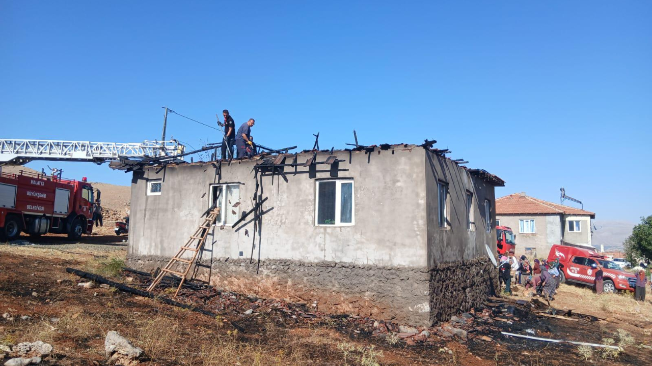 DOĞANŞEHİR’DE BİR EVİN ÇATISINDA YANGIN ÇIKTI
