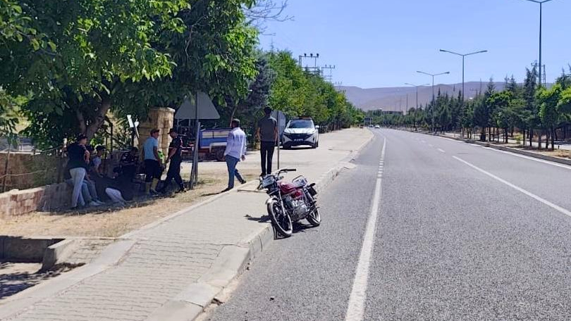 DARENDE’DE MOTOSİKLET İLE ÇAPA MOTORU ÇARPIŞTI