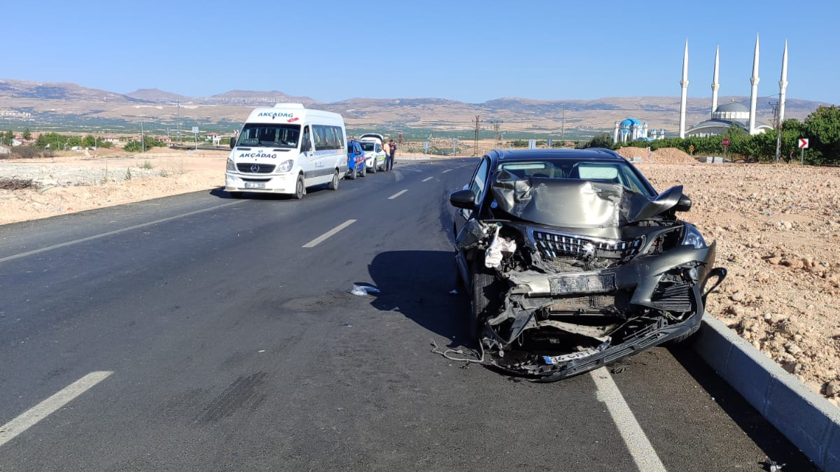 MALATYA’DA MİNİBÜS İLE OTOMOBİL ÇARPIŞTI