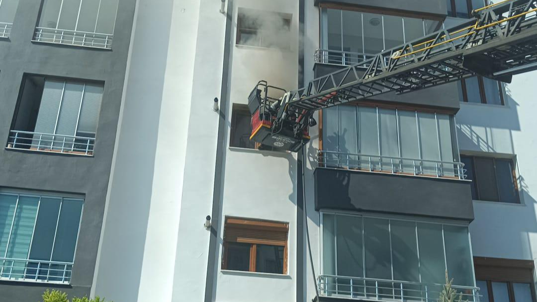 YEŞİLYURT’TA 10 KATLI APARTMANDA YANGIN ÇIKTI