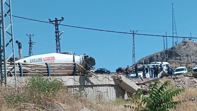 HEKİMHAN’DA BETON MİKSERİ DEVRİLDİ