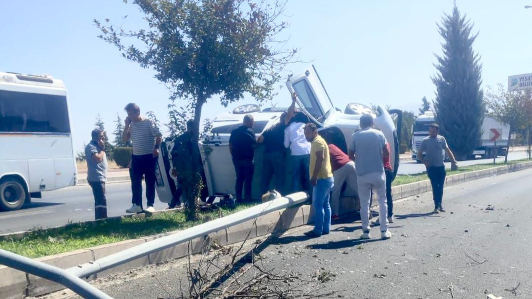 VİRAJI ALAMAYAN ARAÇ TAKLA ATTI, 1 YARALI VAR
