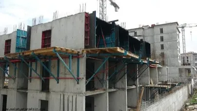 BATTALGAZİ’DE MERDİVENDEN DÜŞEN İŞÇİ YARALANDI