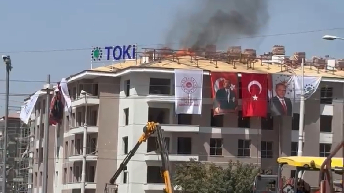 TOKİ KONUTUNUN ÇATI KATINDA YANGIN ÇIKTI