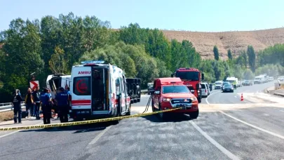 KAZADA AĞIR YARALANAN SÜRÜCÜ KURTARILAMADI