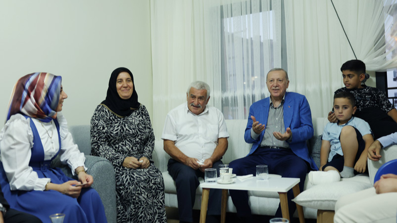 CUMHURBAŞKANI ERDOĞAN DEPREMZEDE AİLEYİ YENİ YUVALARINDA ZİYARET ETTİ