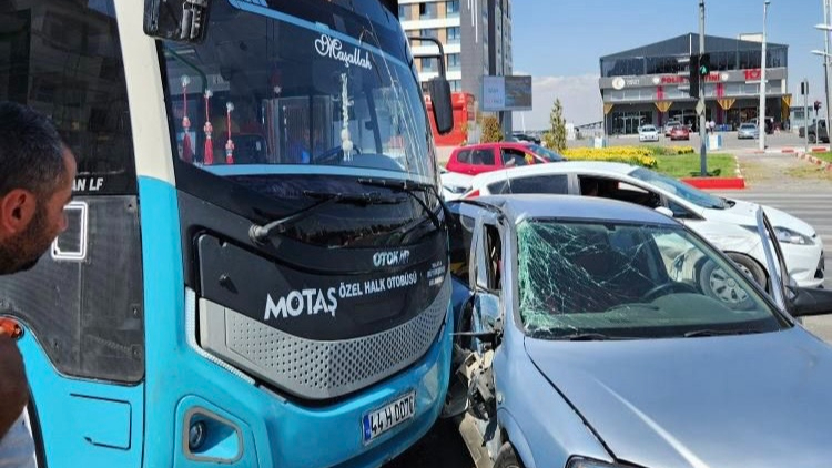 MALATYA’DA OTOMOBİL İLE OTOBÜS ÇARPIŞTI