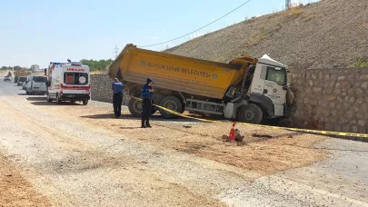 DUVARA ÇARPAN KAMYONUN SÜRÜCÜSÜ HAYATINI KAYBETTİ