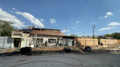 TOKİ ŞANTİYESİNDE ÇIKAN YANGIN 2 EVE SIÇRADI