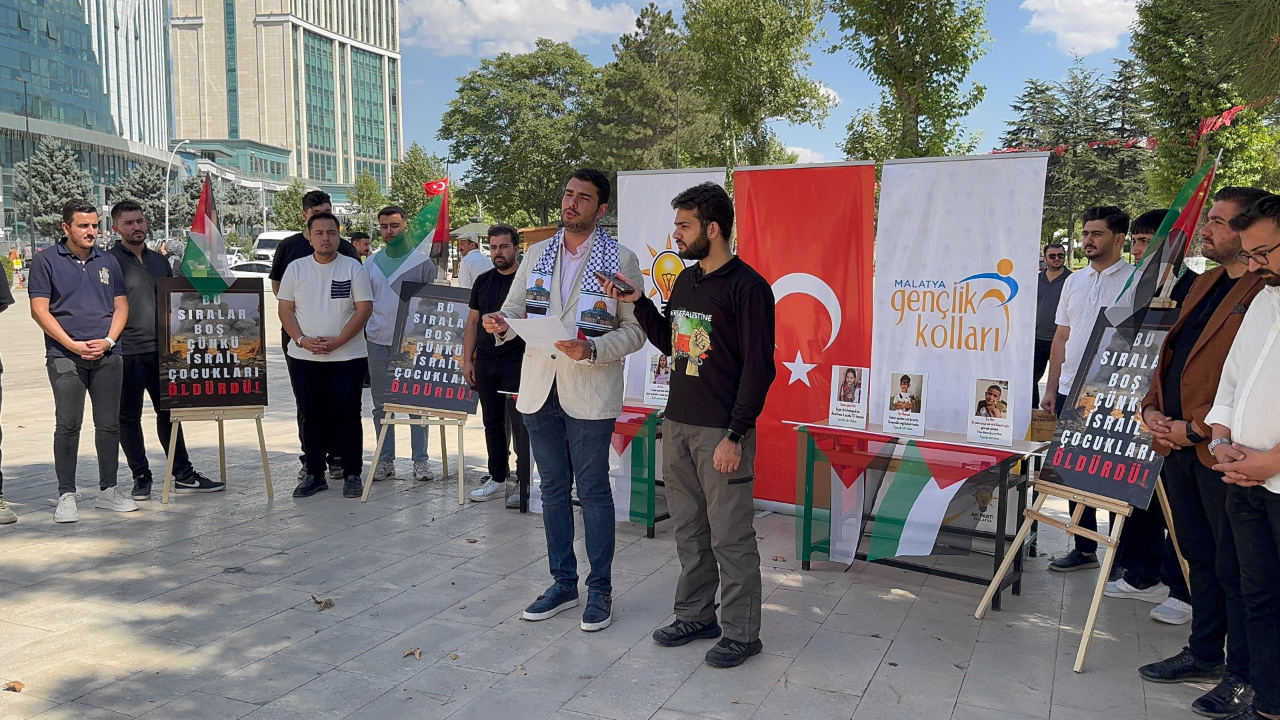 AK PARTİLİ GENÇLİKLER, “BOŞ SIRALAR” EYLEMİ YAPTI