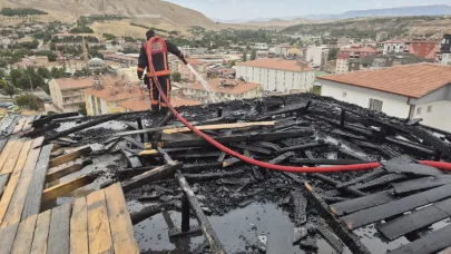 DARENDE’DE APARTMAN ÇATISINDA YANGIN ÇIKTI