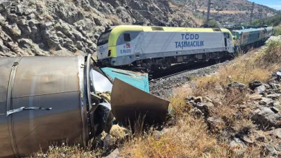 MALATYA’DA 2 YÜK TRENİ ÇARPIŞTI