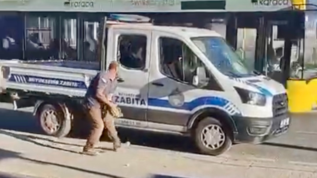ZABITA ARACINA KALDIRIM TAŞI İLE SALDIRDI