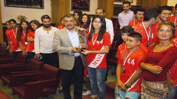 3 KUPA VE 44 MALATYA İLE BAŞKAN GÜRKAN’I ZİYARET ETTİLER