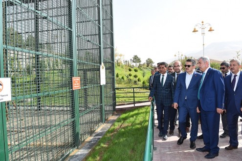 Bakan Pakdemirli Doğal Yaşam Parkı Ve Hayvanat Bahçesini Gezdi