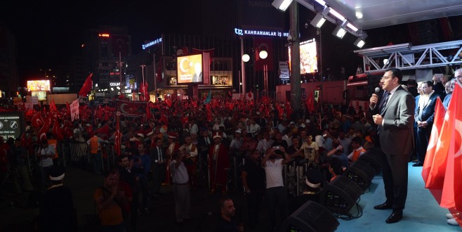 Bakan Tüfenkci, Kızılay Meydanı'nda demokrasi nöbeti tutan halka seslendi