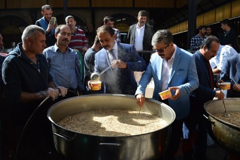 Bakırcılar Çarşısında Aşure ikramı yapıldı