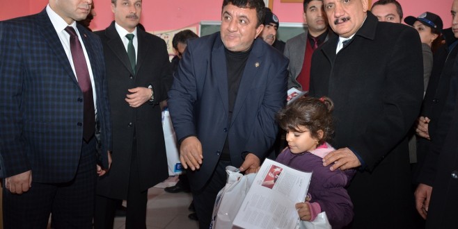 BAŞARILI ÖĞRENCİLERE KİTAP VE KIYAFET HEDİYE EDİLDİ