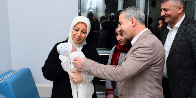 Başkan Çınar, Azra Bebeğin Kulağına İsmini Okudu, Dua Etti