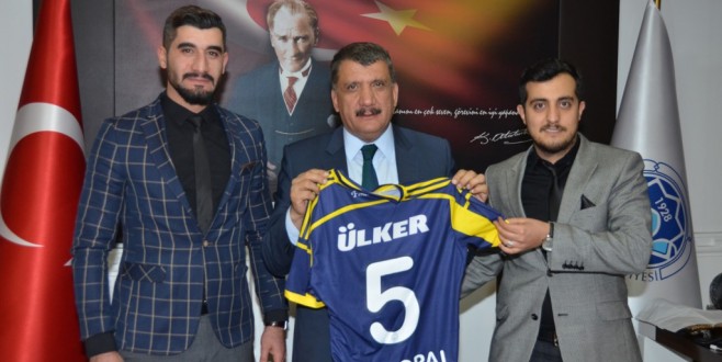BAŞKAN GÜRKAN'A MEHMET TOPAL'IN FORMASI HEDİYE EDİLDİ