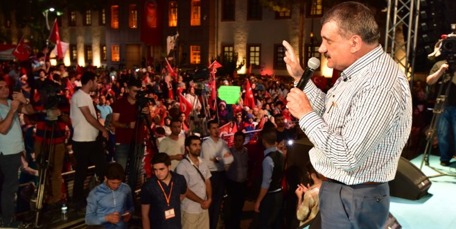 BAŞKAN GÜRKAN, “ATALARIMIZ KAHRAMANLIK, SİZLER DEMOKRASİ DESTANI YAZIYORSUNUZ”